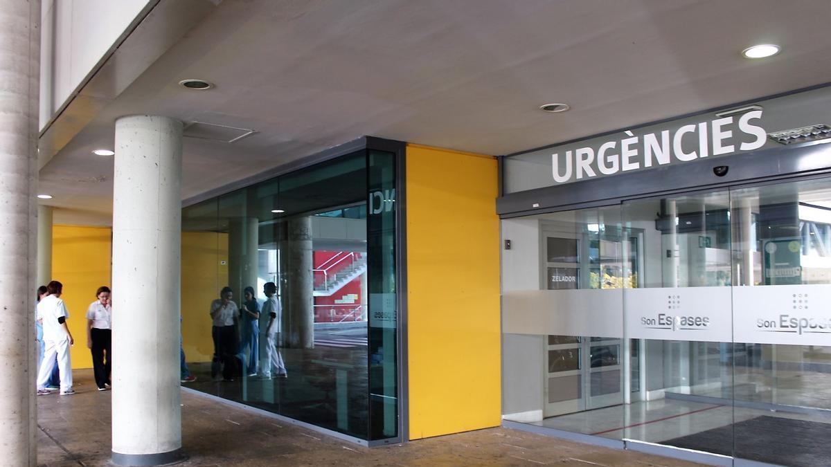 Archivo - Entrada al servicio de Urgencias en el Hospital Son Espases
