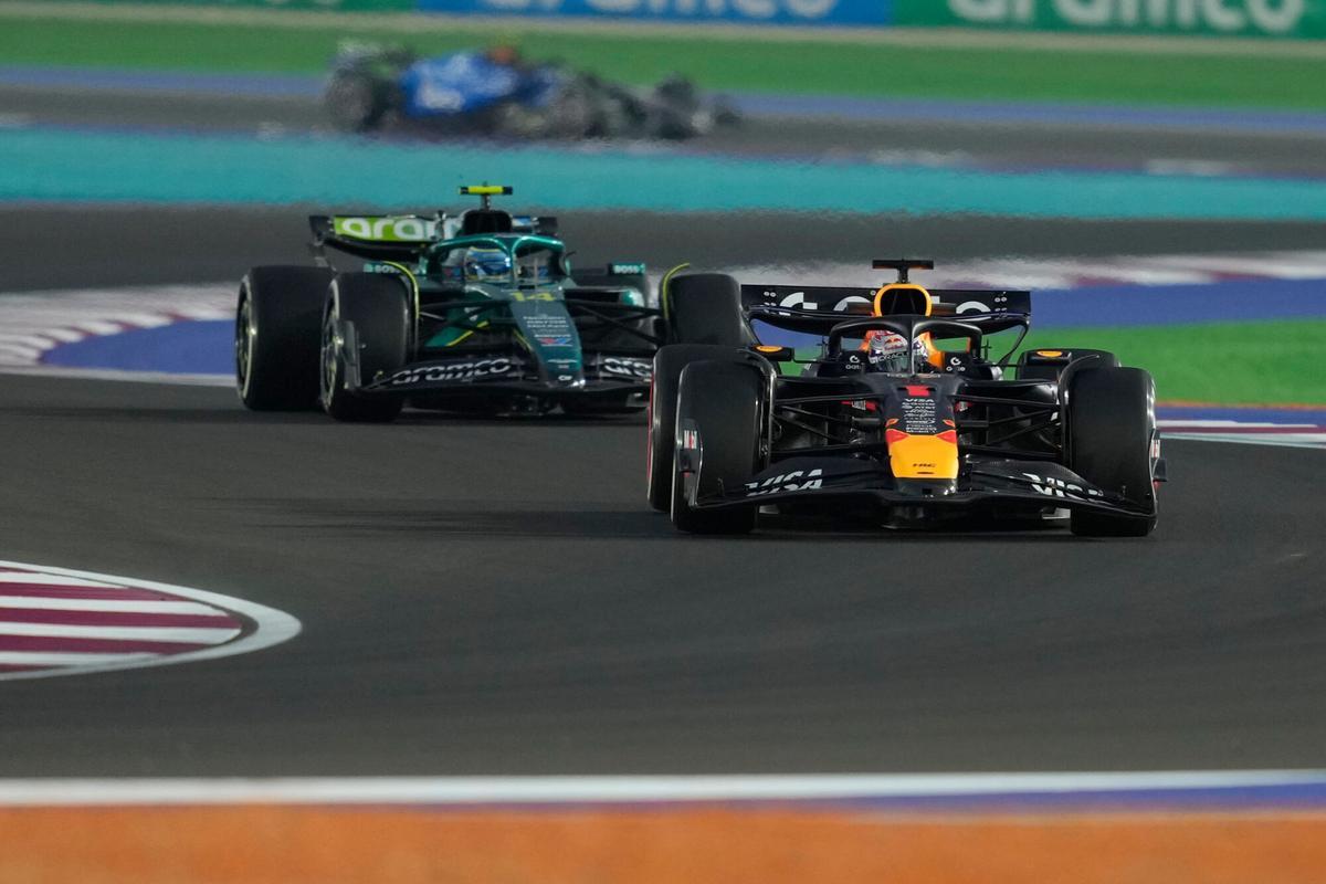 Max Verstappen y Fernando Alonso, durante una sesión en Qatar