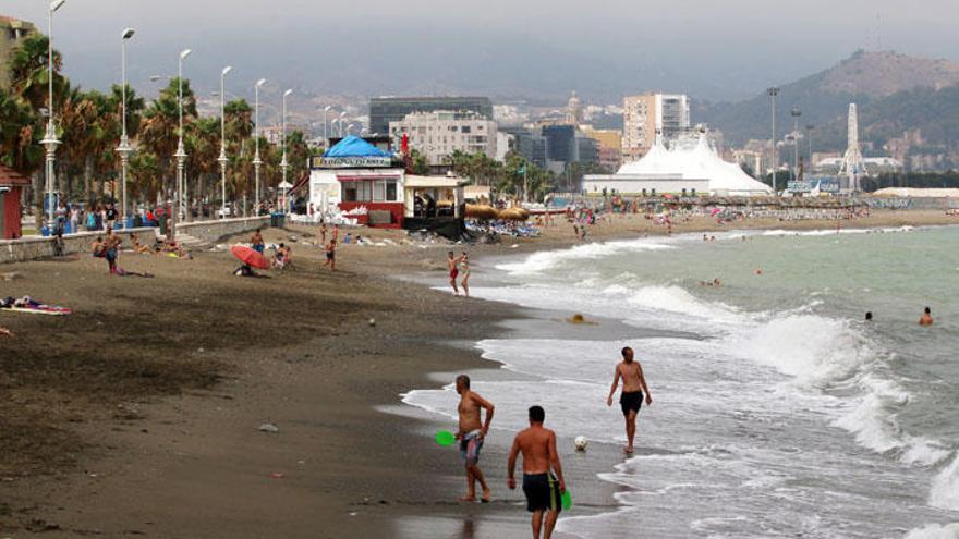 Los temporales han hecho que la playa no esté en su mejor estado y los vecinos piden su estabilización.
