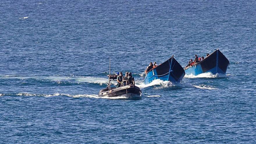 El muelle abarrotado no permite acoger a un solo migrante más.