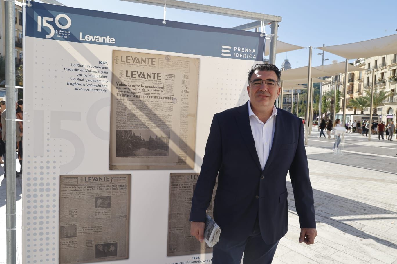 Levante-EMV expone 150 portadas para la historia en la plaza de la Reina