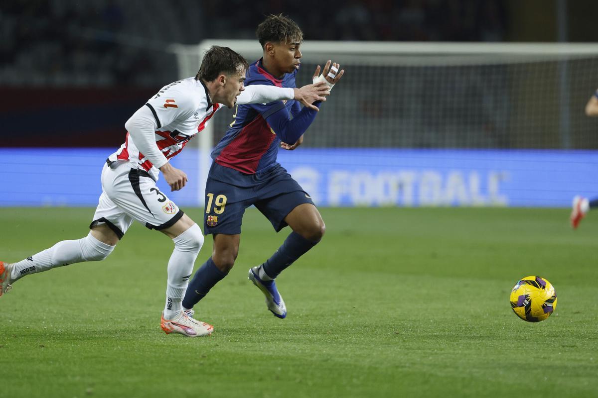 Lamine sufre constantes faltas de sus rivales