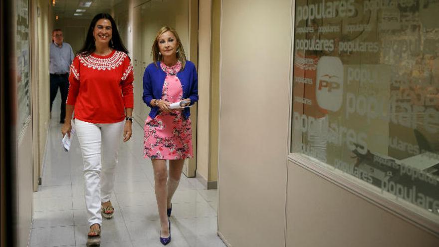 María del Carmen Hernández Bento y Australia Navarro, antes del comienzo de la rueda de prensa.