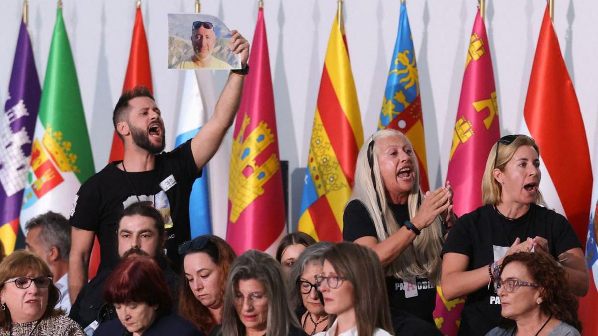 Familiares de las víctimas increpan a Carlos Mazón durante el funeral del miércoles. | ÓSCAR DEL POZO / AFP