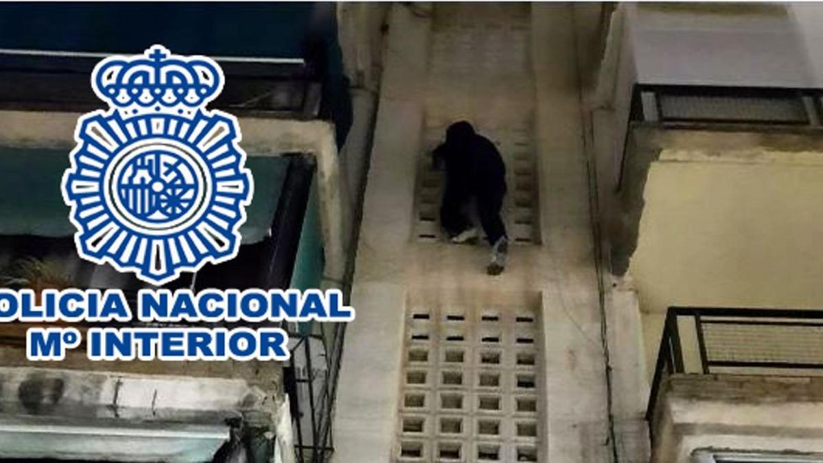 Imagen del ladrón &quot;Spiderman&quot; bajando por la fachada del inmueble donde escaló para robar.