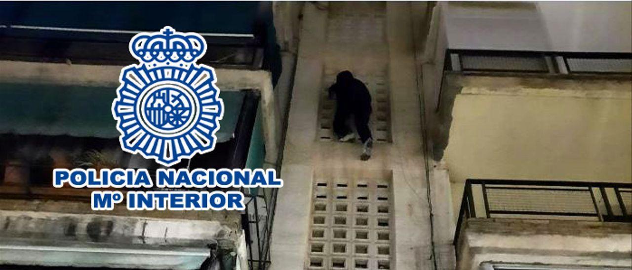 Imagen del ladrón &quot;Spiderman&quot; bajando por la fachada del inmueble donde escaló para robar.