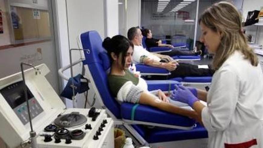 Diverses persones donant sang ahir al matí al Banc de Sang de l&#039;hospital Josep Trueta.