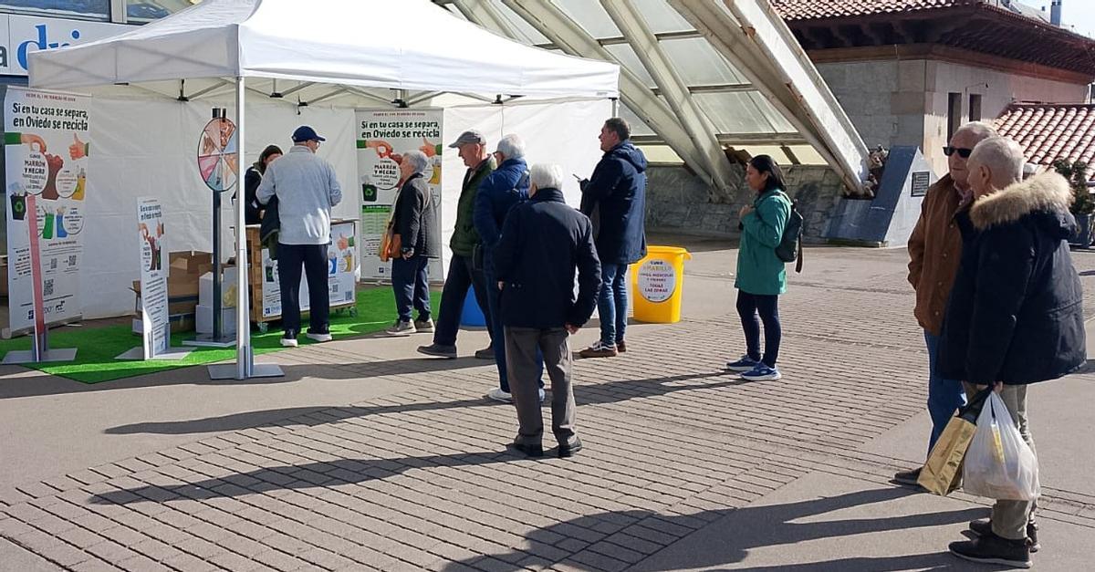Vecinos y vecinas de Oviedo participando en los juegos del stand de la campaña