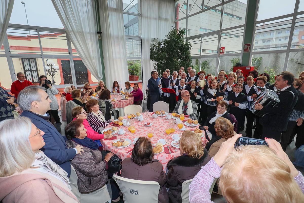 Mayores de Badajoz disfrutan en el Hotel Río de un desayuno navideño con villancicos en directo.
