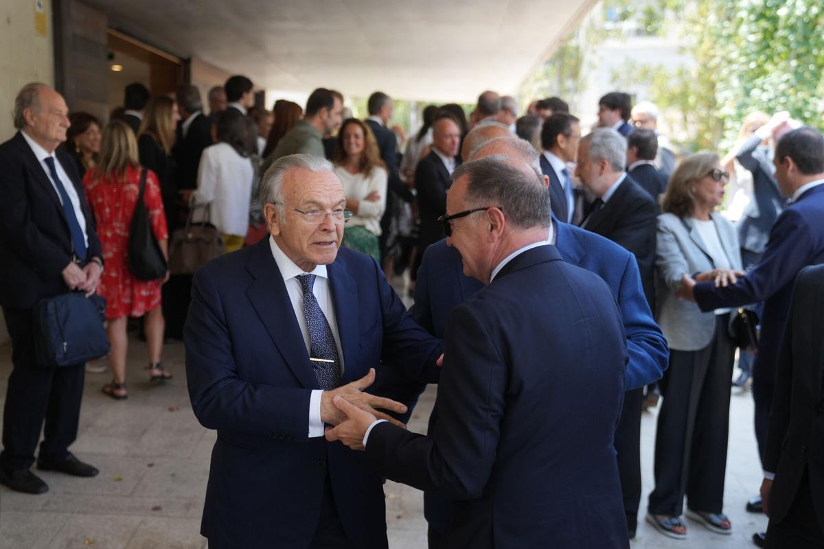 El presidente de La Caixa, Isidre Fainé (i), durante el funeral del expresidente de La Caixa Josep Vilarasau, en el Tanatori de Sant Gervasi, a 30 de julio de 2026, en Barcelona, Catalunya (España).
