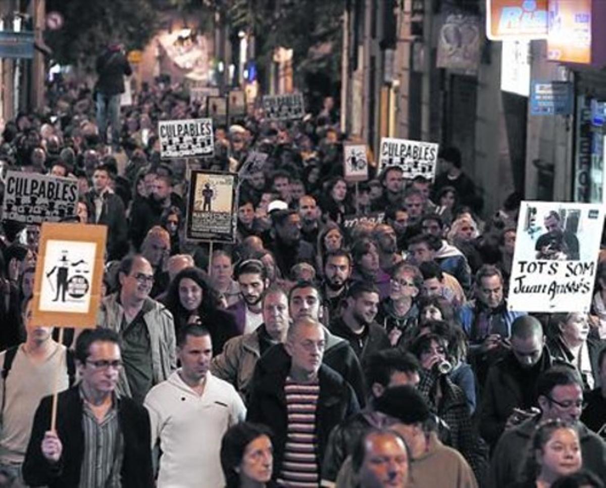 Indignació 8 Els participants en la manifestació contra la brutalitat policial pel ’cas Benítez’, ahir.