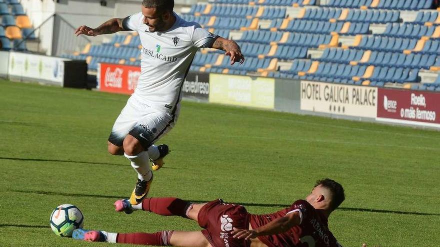 Rubén García salta para evitar la entrada de Miguel Ángel.