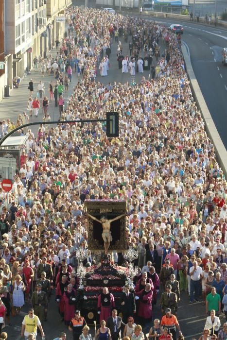 Cientos de miles de seguidores acompañan a la procesión por el centro de Vigo en medio de un asfixiante calor.