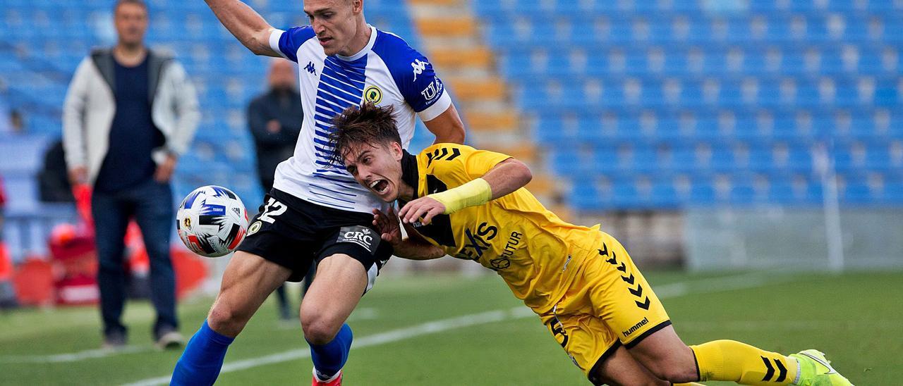 Manu Garrido aprovecha su fortaleza para ganar la posición y librarse de la marca de su defensor durante un partido de Liga en el Rico Pérez. | ALEX DOMÍNGUEZ