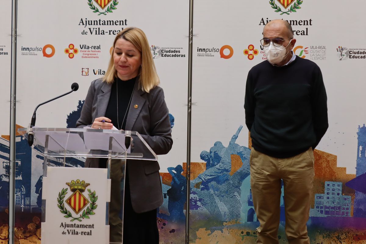 La concejala de Servicios Sociales, Silvia Gómez; y el presidente de la Fundació Caixa Rural Vila-real, Enric Portalés, han presentado el Aplec de Temps Lliure y el Campus Natura para Pascua.