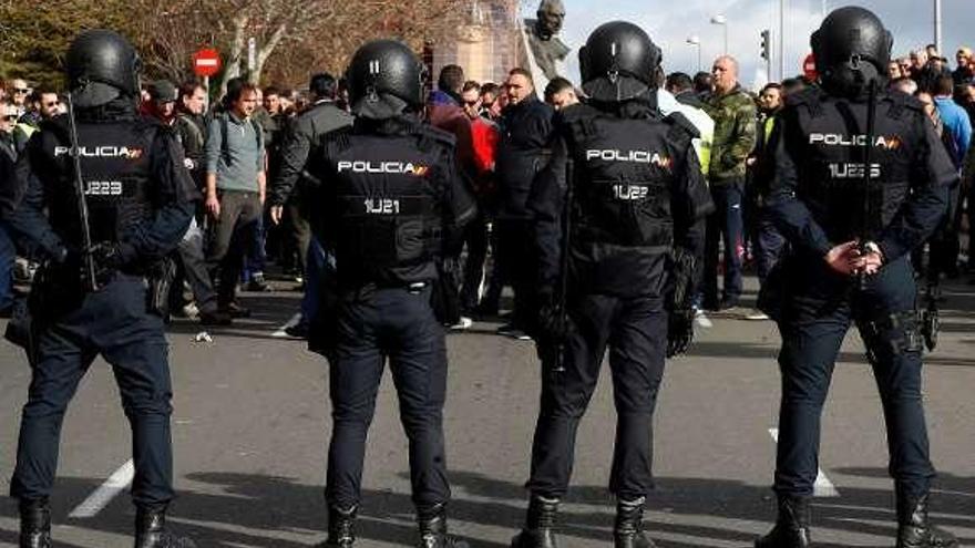 Taxistas manifestantes y agentes, ayer en Madrid. // Chema Moya