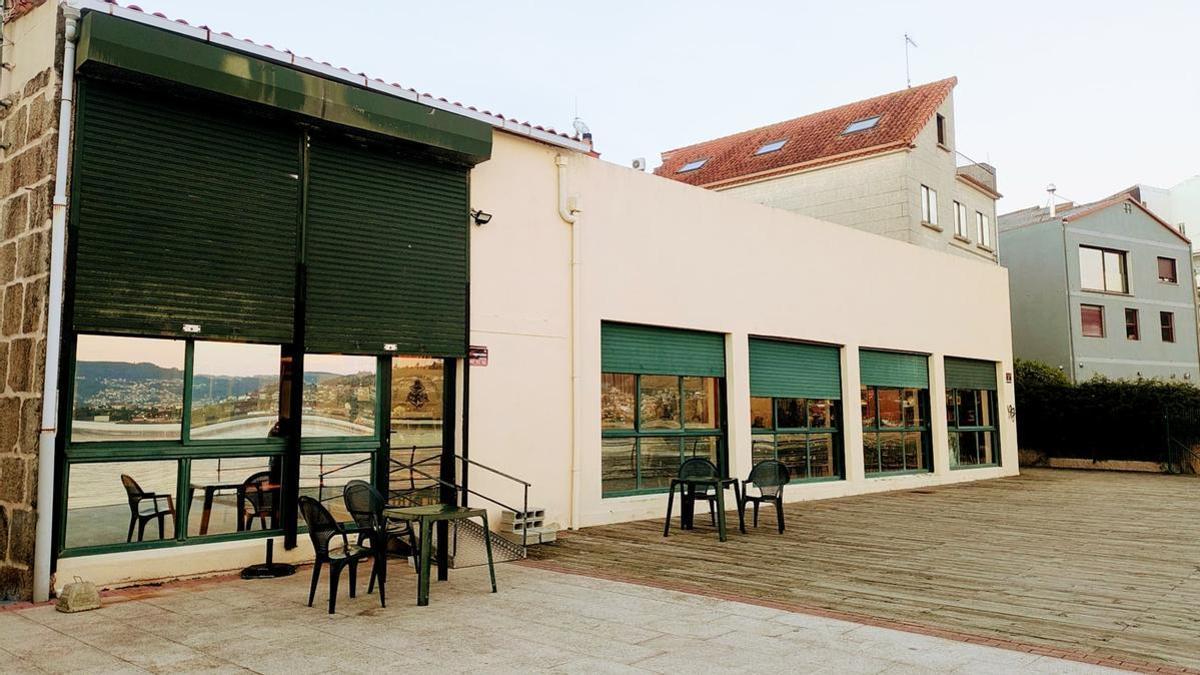 La fachada trasera del club de jubilados que da al paseo marítimo de Seara.