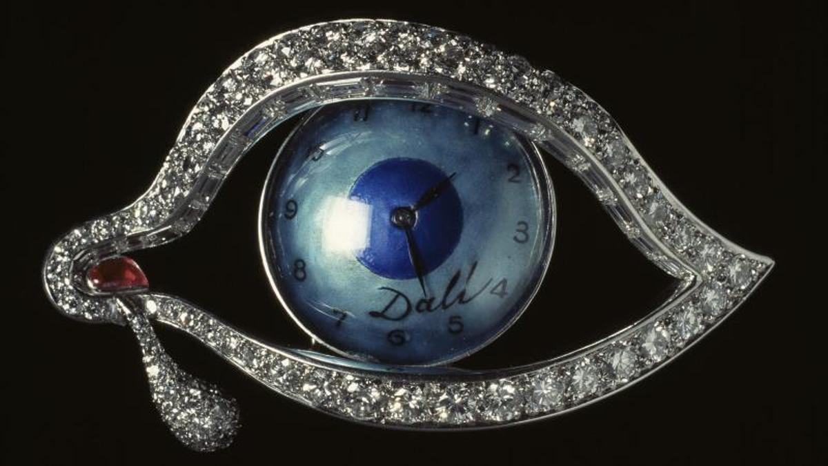 La joia 'L’Ull del Temps' dissenyada per Dalí l'any 1949 i feta amb platí, robí natural, diamants, esmalt i el rellotge.