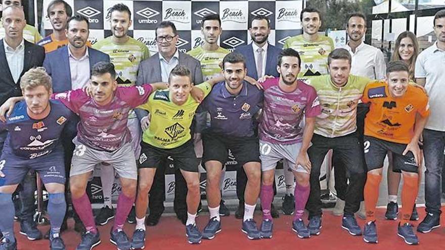 Foto de familia de la plantilla, cuerpo técnico y directiva del Palma Futsal ayer en el Nova Beach Lounge de s´Arenal.