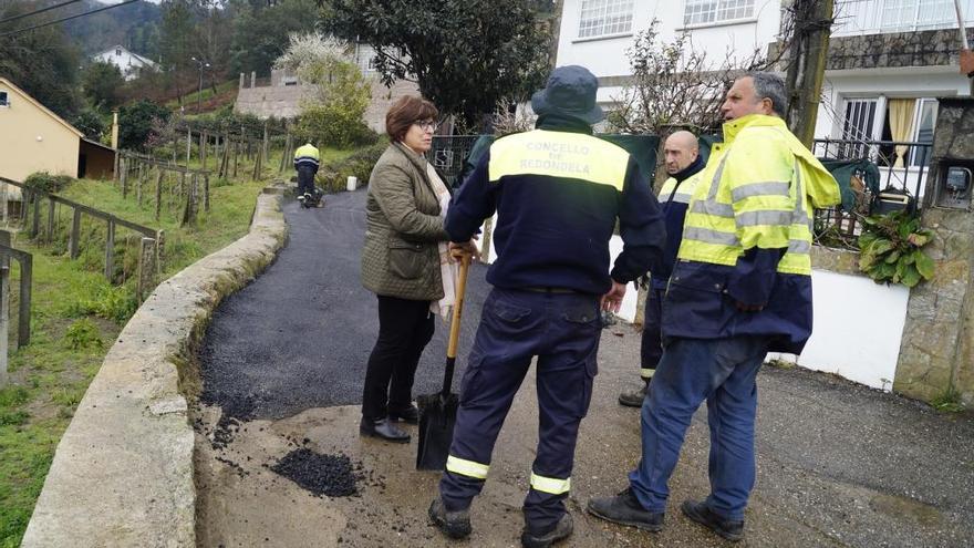 La concejala María José Barciela revisa las obras en el Camiño Magariños. / FdV