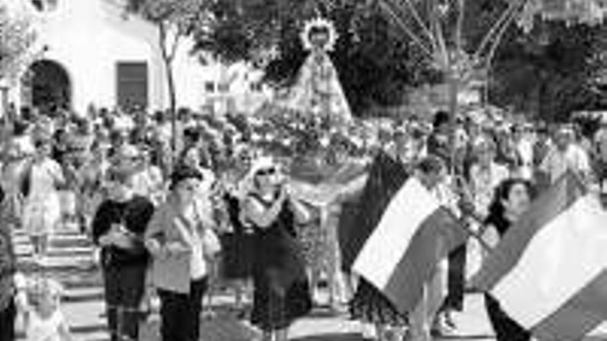 La colonia de Guadalupe saca en procesión a la Virgen por su fiesta