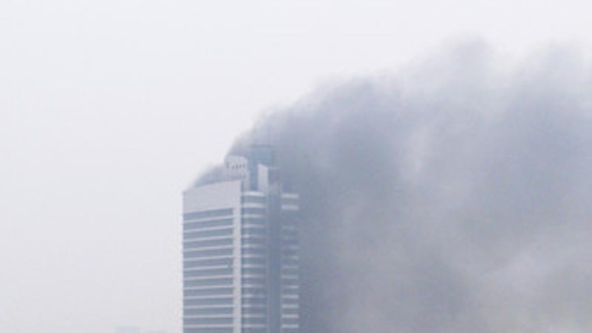 Incendio en las torres gemelas de Hanoi, en Vietnam.