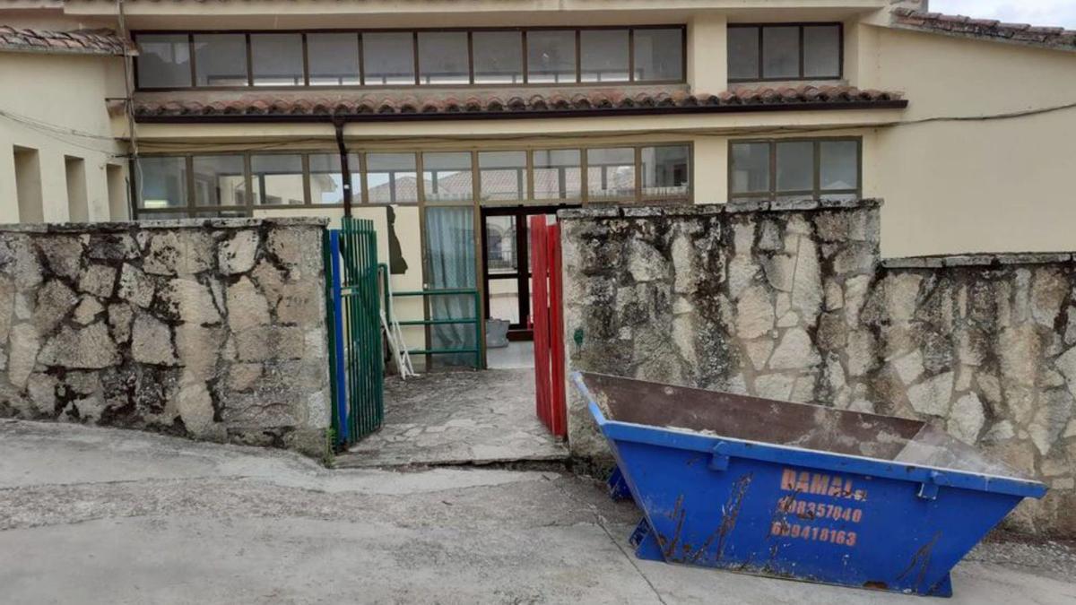 Edificio de las antiguas escuelas de Fermoselle, sede de la SVAE. | A. F. 