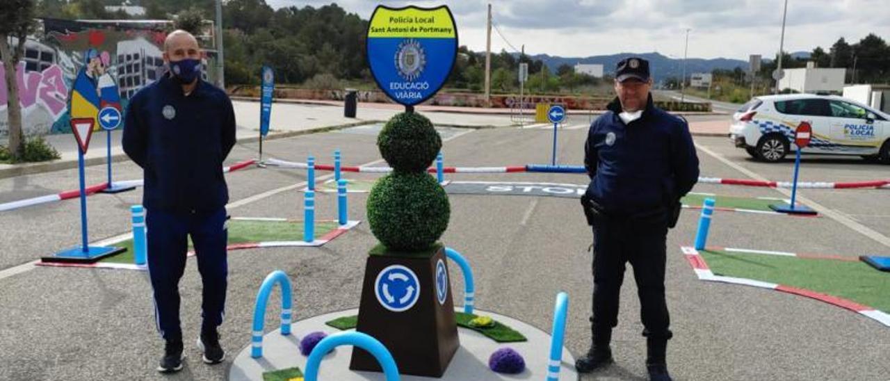 Dos agentes junto a una mini rotonda. | ASA