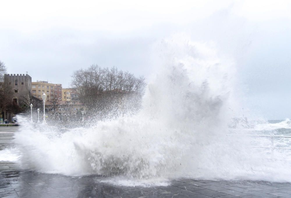 Grandes olas en la costa gijonesa