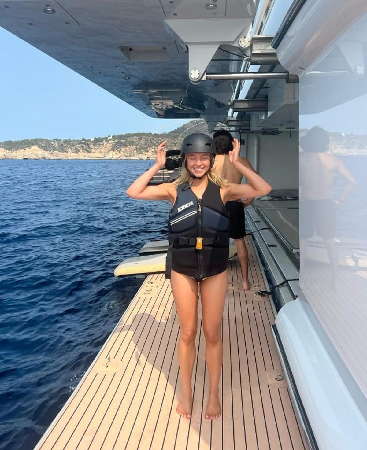 Sweeney en una foto de instagram a bordo de un barco en Ibiza