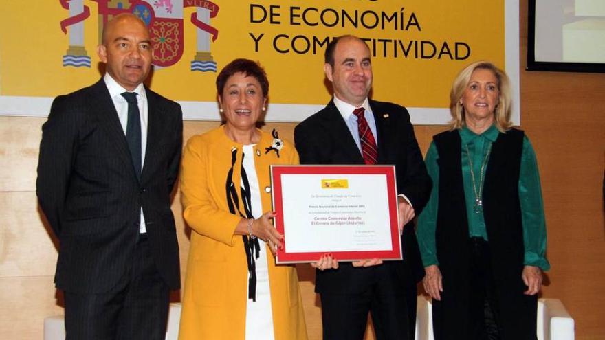 De izquierda a derecha, Jaime García Legaz, secretario de Estado de Comercio; Carmen Moreno y David Argüelles, de la Unión de Comerciantes, y Concepción Dancausa, delegada del Gobierno en la Comunidad de Madrid.