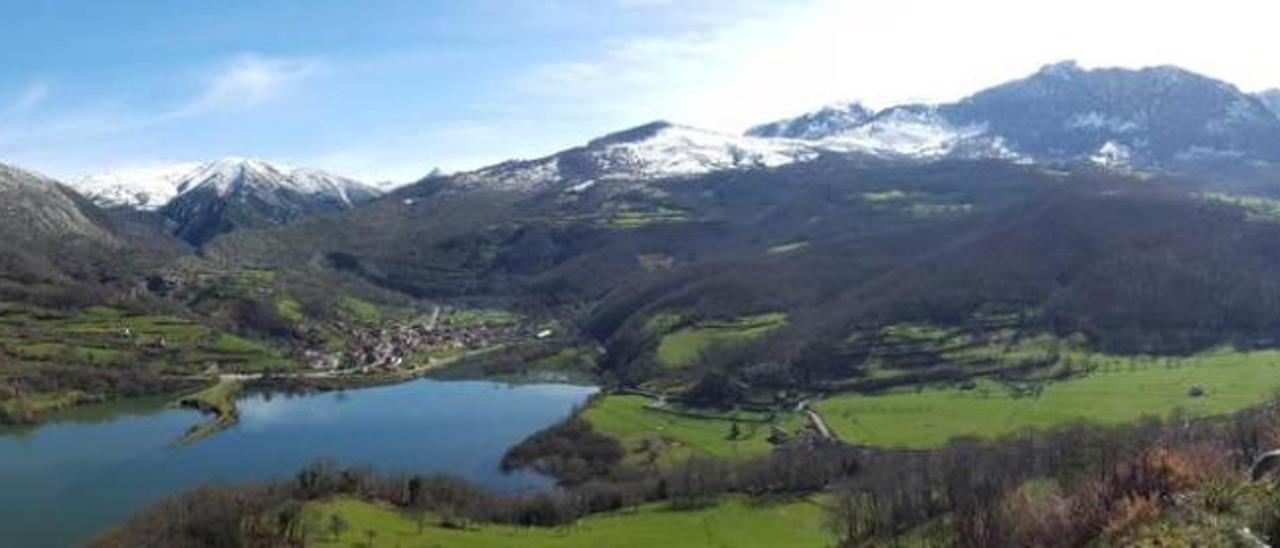 Rioseco, en el parque de Redes, con la peña Gamonal a la izquierda, Les Collaínes, la collá Imblenes y Cuyargayos a la derecha y el Retriñón, completamente nevado, en el extremo.