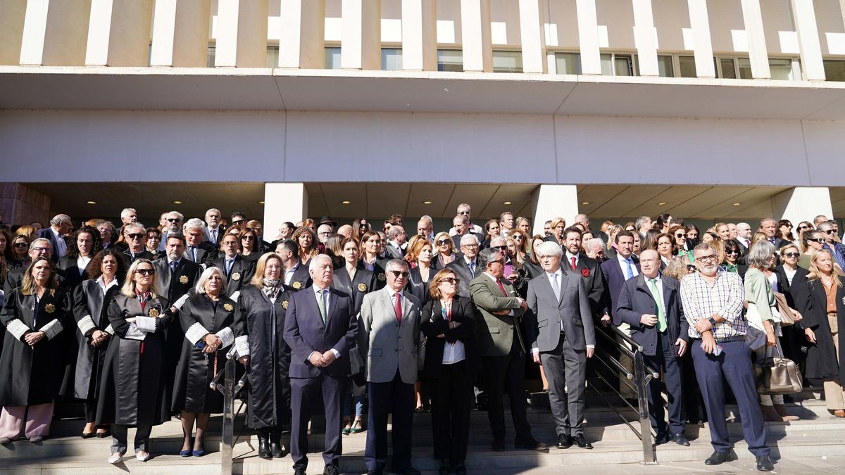 Una concentración de jueces en defensa de la indepedencia judicial.