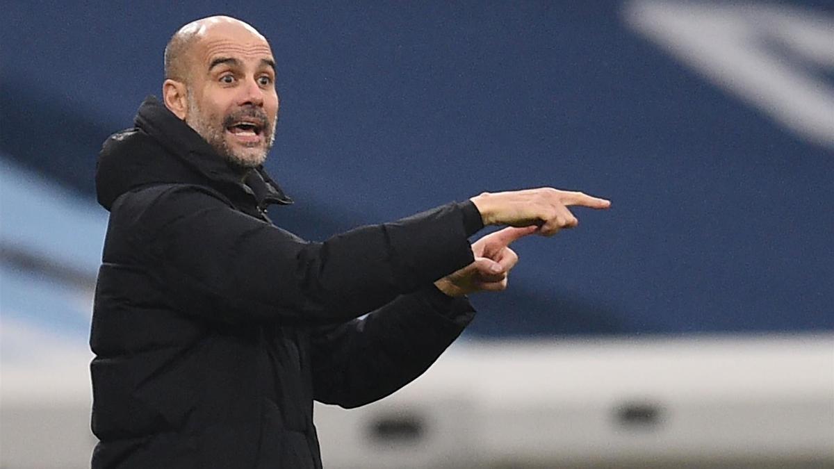 Guardiola dando indicaciones durante un partido