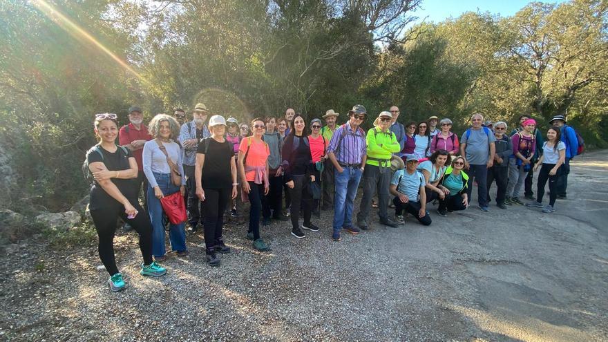 Así reivindica un grupo de excursionistas el antiguo camino que unía Llubí y Santa Margalida