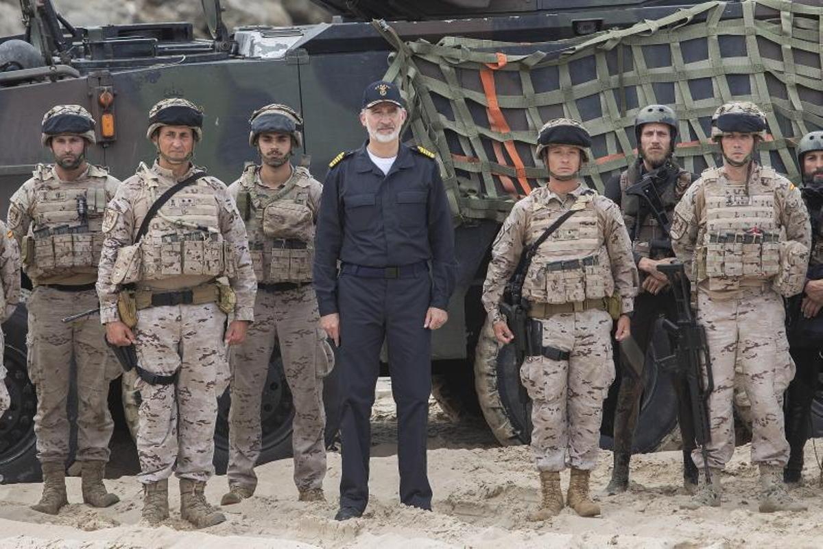 El Rey, con militares españoles en la base de Rota durante los ejercicios Flotex de la Armada en 2022.