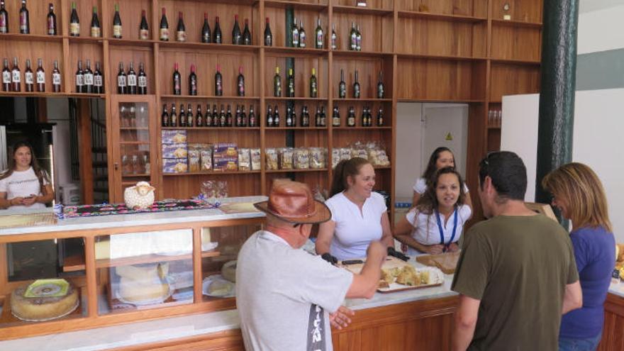 Alguno de los visitantes hoy al Centro La Bodega.