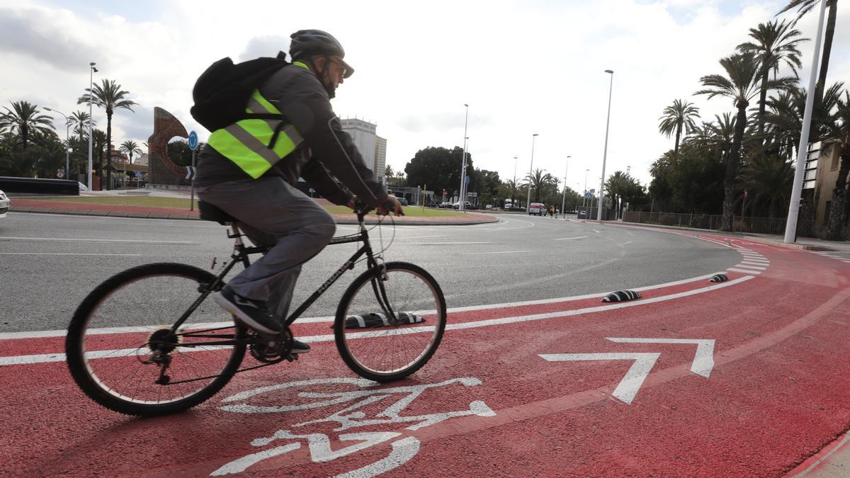 Un ciclista en un carril bici del centro de Elche