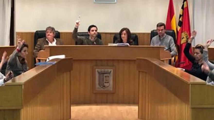 El funcionario, a la derecha, en un pleno municipal.