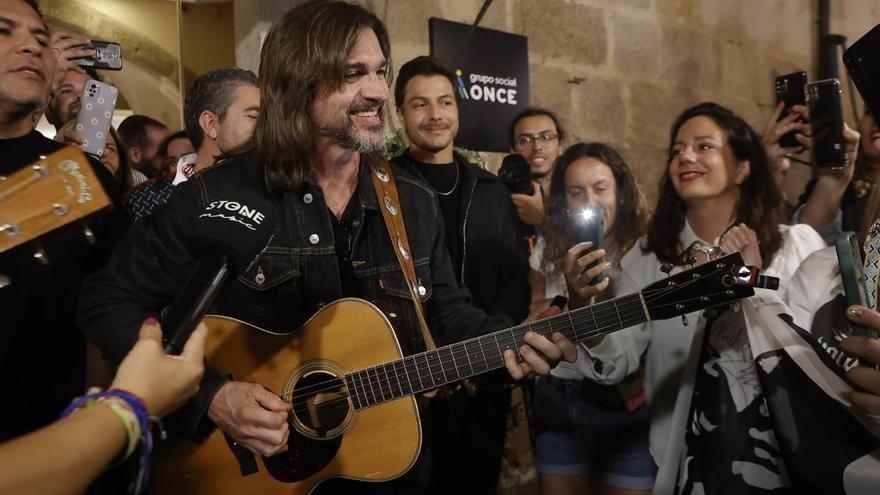 Fotogalería | Así fue el miniconcierto de Juanes a las puertas de su hotel de Mérida