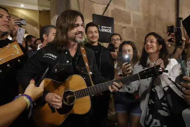 Fotogalería | Así fue el miniconcierto de Juanes a las puertas de su hotel de Mérida