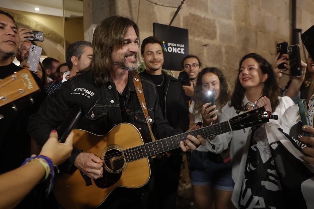 Fotogalería | Así fue el miniconcierto de Juanes a las puertas de su hotel de Mérida