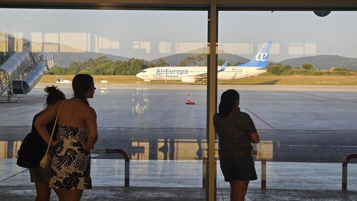 Vista de un avión de Air Europa desde la planta baja del aeropuerto de Vigo.