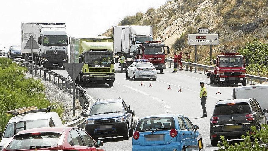 Retenciones en la N-332 al volcar un camión