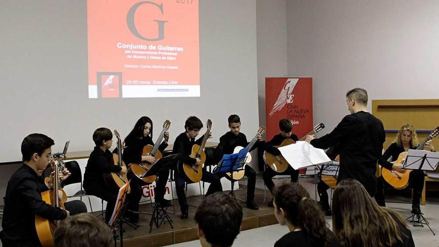 Carlos Martínez dirige el conjunto de guitarras, ayer, en el Club LA NUEVA ESPAÑA.