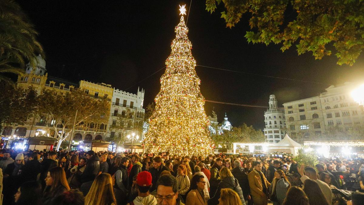 Árbol de navidad instalado en la plaza del Ayuntamiento en diciembre de 2023.