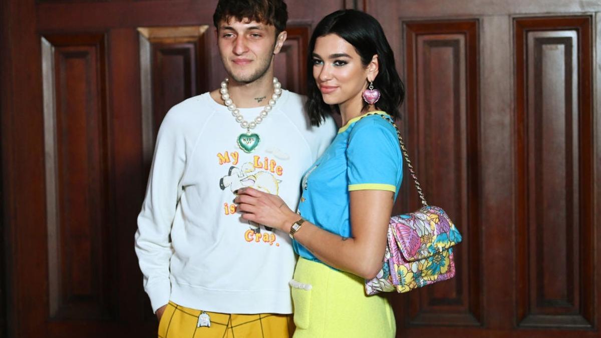 Dua Lipa y Anwar Hadid hacen su primera aparición como pareja ante la prensa en la Semana de la Moda