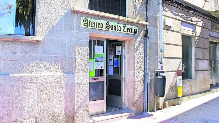 Entrada del Ateneo Santa Cecilia, en la Rúa Caracol de Marín.