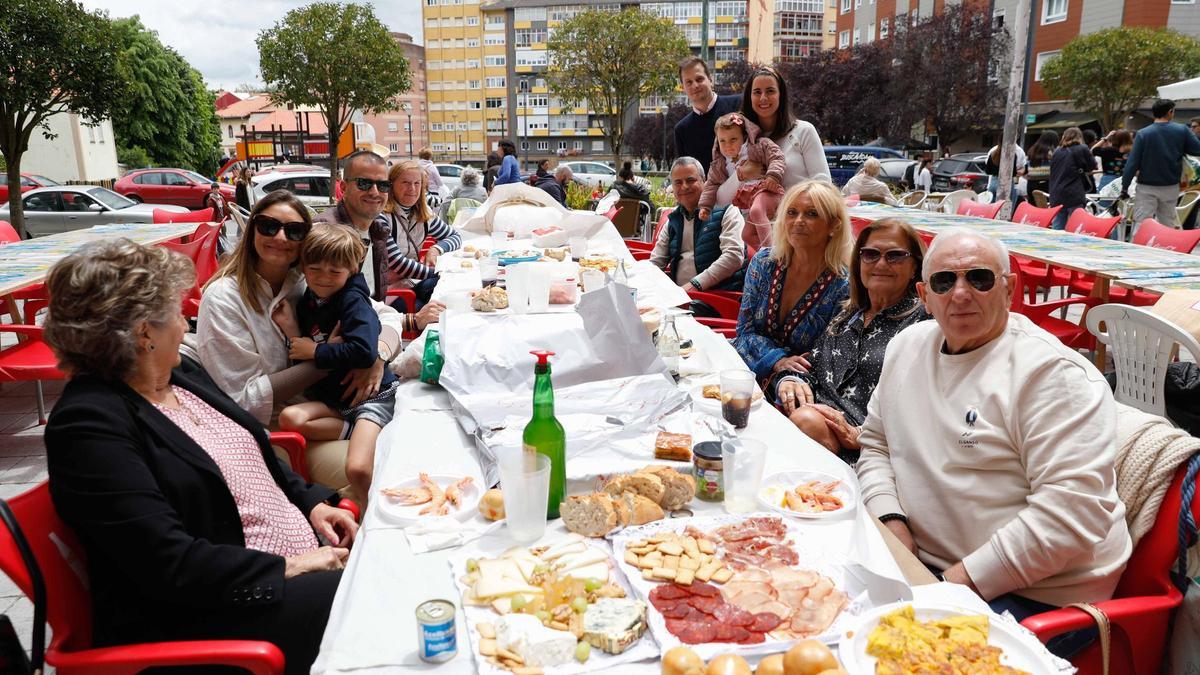 Participantes el año pasado, en mayo, en la comida popular de Villalegre.