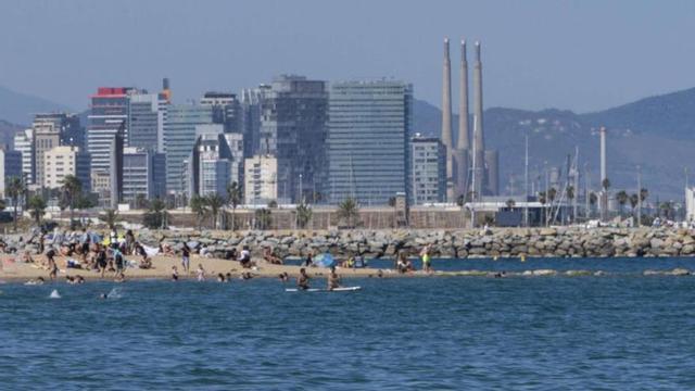 Un grup de joves, ahir a la platja de la Barceloneta. | FERRAN NADEU